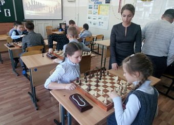 Тульские коммунисты наградили юных шахматистов в Липках Тульские коммунисты наградили юных шахматистов в Липках