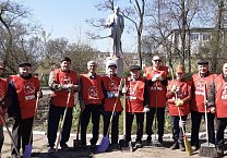 Коммунисты города Ефремова по традиции провели субботник у памятника Ленину Коммунисты города Ефремова по традиции провели субботник у памятника Ленину