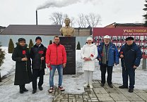 в 71-ю годовщину смерти И.В.Сталина коммунисты Новомосковска возложили цветы к его памятнику