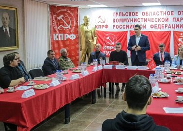 В Тульском обкоме КПРФ обсудили идеологическую борьбу и патриотическое воспитание