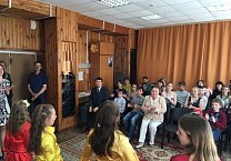 Олег Лебедев привез подарки в Дом ребенка