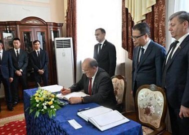 Г.А. Зюганов посетил посольство Вьетнама в Москве и оставил запись в Траурной книге в память о Нгуене Фу Чонге
