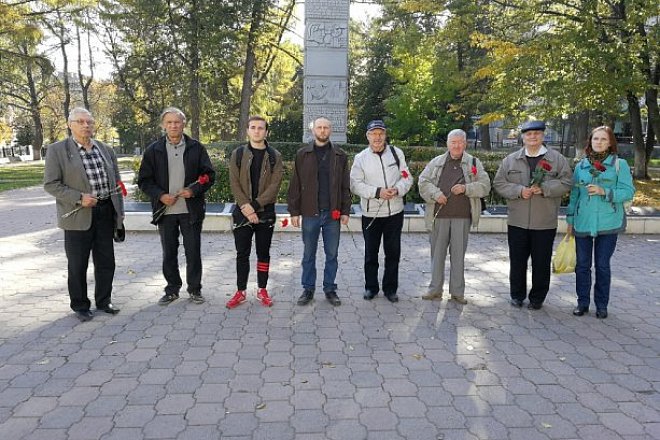 Активисты КПРФ в Туле возложили цветы в сквере Коммунаров в память о защитниках дома советов