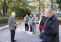 Активисты КПРФ в Туле возложили цветы в сквере Коммунаров в память о защитниках дома советов