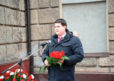Секретарь Тульского обкома КПРФ Алексей Лебедев   выступил на открытии мемориальной доски выдающемуся конструктору-оружейнику А.Г. Шипунову.