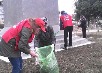 В городе Алексине коммунисты привели в порядок сквер и памятник В.И. Ленину. В городе Алексине коммунисты привели в порядок сквер и памятник В.И. Ленину.