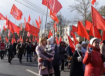 Рабочая Тула отметила столетие Великого Октября массовой демонстрацией.