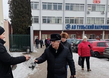 Тульские коммунисты организовали раздачу партийных газет с выступлением лидера партии Г.А. Зюганова рабочим предприятий города Тулы