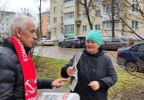 Ефремовские коммунисты активно распространяет газеты «Тульская правда» с информацией о народном референдуме КПРФ