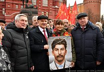 Цветы – Генералиссимусу Победы! Цветы – Генералиссимусу Победы!