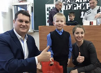 Тульские коммунисты наградили юных шахматистов в Липках Тульские коммунисты наградили юных шахматистов в Липках
