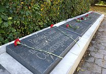 Активисты КПРФ в Туле возложили цветы в сквере Коммунаров в память о защитниках дома советов