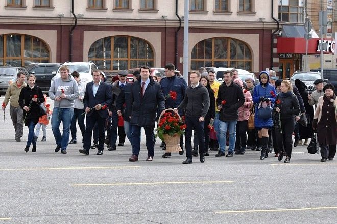 22 апреля в 11.00 на площади Ленина состоится возложение цветов в честь годовщины со дня рождения Владимира Ильича Ленина