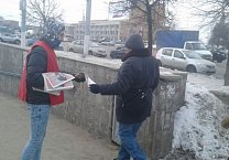 Слово правды в каждый дом! Молодые коммунисты распространяют газеты и листовки о Павле Грудинине! 