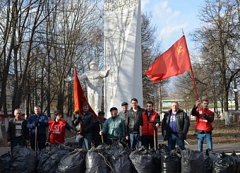 Тульские коммунисты в честь Дня космонавтики провели субботник в сквере Пионеров освоения космоса.