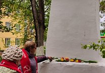 В Тульской области коммунисты в День рождения Карла Маркса возложили цветы к памятнику великого философа
