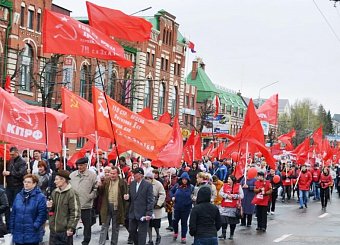 Тульский обком вывел рабочих оборонных заводов на многотысячную праздничную первомайскую демонстрацию. Тульский обком вывел рабочих оборонных заводов на многотысячную праздничную первомайскую демонстрацию.