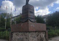 Памятник Ленину в центре Ясногорска разрушается на глазах