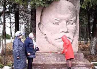 Тульские коммунисты по всему региону провели возложения цветов к памятникам В.И. Ленина Тульские коммунисты по всему региону провели возложения цветов к памятникам В.И. Ленина
