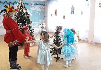 Алексинские коммунисты поздравили детей с наступающим Новым годом