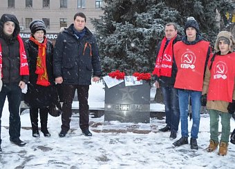 Коммунисты возложили цветы к стеле в честь города-героя Ленинграда.