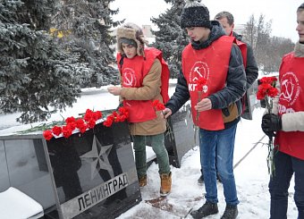 Коммунисты возложили цветы к стеле в честь города-героя Ленинграда.