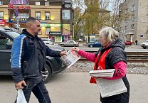 В Пролетарском районе идут агитационные рейды, в ходе которых жителей знакомят с Заявлением Президиума ЦК КПРФ «Сделать выборы инструментом развития и сплочения, а не разложения общества!» В Пролетарском районе идут агитационные рейды, в ходе которых жителей знакомят с Заявлением Президиума ЦК КПРФ «Сделать выборы инструментом развития и сплочения, а не разложения общества!»