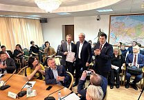 Олег Лебедев провёл в Государственной Думе круглый стол, посвященный продовольственной безопасности, развитию пчеловодства и охране окружающей среды Олег Лебедев провёл в Государственной Думе круглый стол, посвященный продовольственной безопасности, развитию пчеловодства и охране окружающей среды