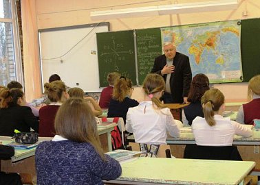 Коммунисты провели уроки по теме «Столетие Великого Октября»