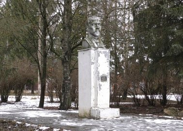 Памятник известному коммунисту Муралову в Алексинском районе требует срочного ремонта