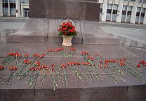Тульские коммунисты возложили цветы к памятнику Ленину