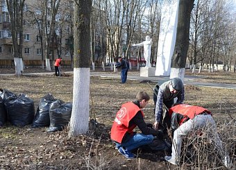 Тульские коммунисты в честь Дня космонавтики провели субботник в сквере Пионеров освоения космоса.