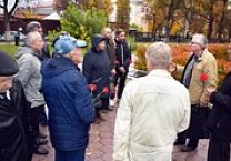 В память защитников Дома Советов в тульском Сквере Коммунаров прошло возложение цветов к стеле Павшим за Советскую власть