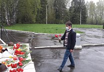 Алексинские депутаты-коммунисты сегодня приняли участие в возложении цветов к могилам и памятным мемориалам нашим героям