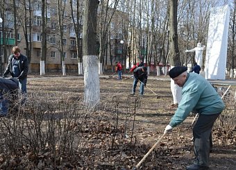Тульские коммунисты в честь Дня космонавтики провели субботник в сквере Пионеров освоения космоса.