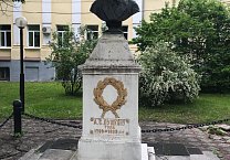 Цветы – основоположнику современного русского языка