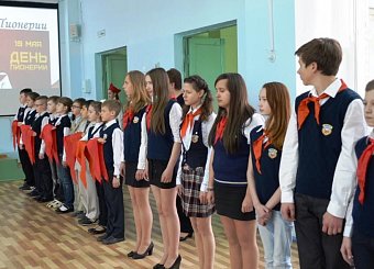 Дни приема в пионеры учащихся средних школ.
