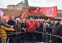 Коммунисты возложили цветы к Мавзолею В.И. Ленина