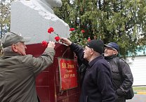 Пролетарцы возложили цветы к памятнику Ленину
