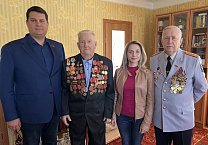 Первый секретарь Тульского обкома партии Алексей Лебедев поздравил с 97-летием коммуниста, ветерана Великой Отечественной войны - участника Парада 1941 года на Красной площади А.И. Тимофеева Первый секретарь Тульского обкома партии Алексей Лебедев поздравил с 97-летием коммуниста, ветерана Великой Отечественной войны - участника Парада 1941 года на Красной площади А.И. Тимофеева