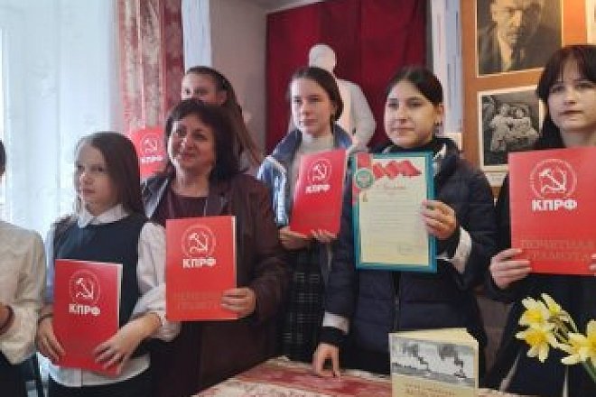 В Ефремове наградили победителей в конкурсе детских и юношеских сочинений к 154-ой годовщине со дня рождения В.И. Ленина