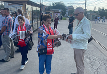 Тульские коммунисты раздают партийную печать на проходных тульских предприятий