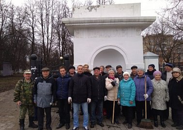 Новомосковские коммунисты вышли на субботник
