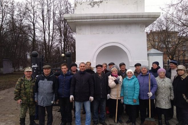 Новомосковские коммунисты вышли на субботник