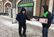 Молодые коммунисты продолжают распространять газеты и листовки о Павле Грудинине!