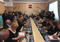 Олег Лебедев провёл торжественную церемонию гашения почтовых марок, посвящённых истории отечественного пчеловодства