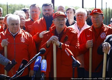 В подмосковном совхозе имени Ленина КПРФ посадила «Сад Победы - Сад жизни»