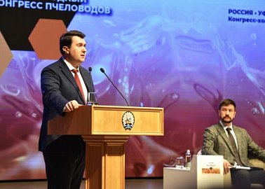 Олег Лебедев передал слова приветствия от Г.А. Зюганова участникам конгресса «Апиглобал»