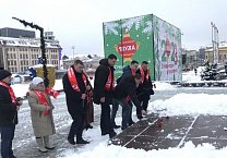 Цветы к памятнику В. И. Ленину в день 100 летия СССР Цветы к памятнику В. И. Ленину в день 100 летия СССР