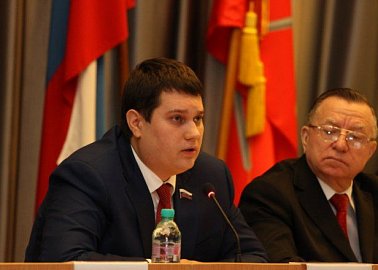Заместитель председателя Тульской областной думы Алексей Лебедев потребовал от власти в год 70-летия Великой Победы больше использовать копии Знамен Победы на официальных мероприятиях.